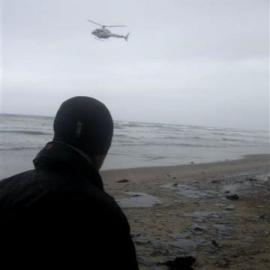 Rena oil spill photos of polluted beach  2012 0101