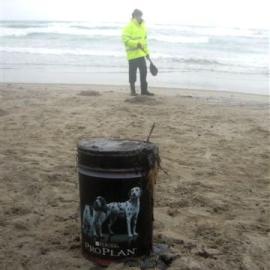 Rena oil spill photos of polluted beach  2012 0103