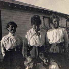 STanley Pic 5. Kate with a stepdaughter, Blanche Gladys (top of head) Seeta, Enid at Horsham Downs before 1918