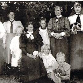 Stanley Pic 2 Kate Haultain with children after 1895. L to R back row Eva, Lillian, Blanche, Louie
