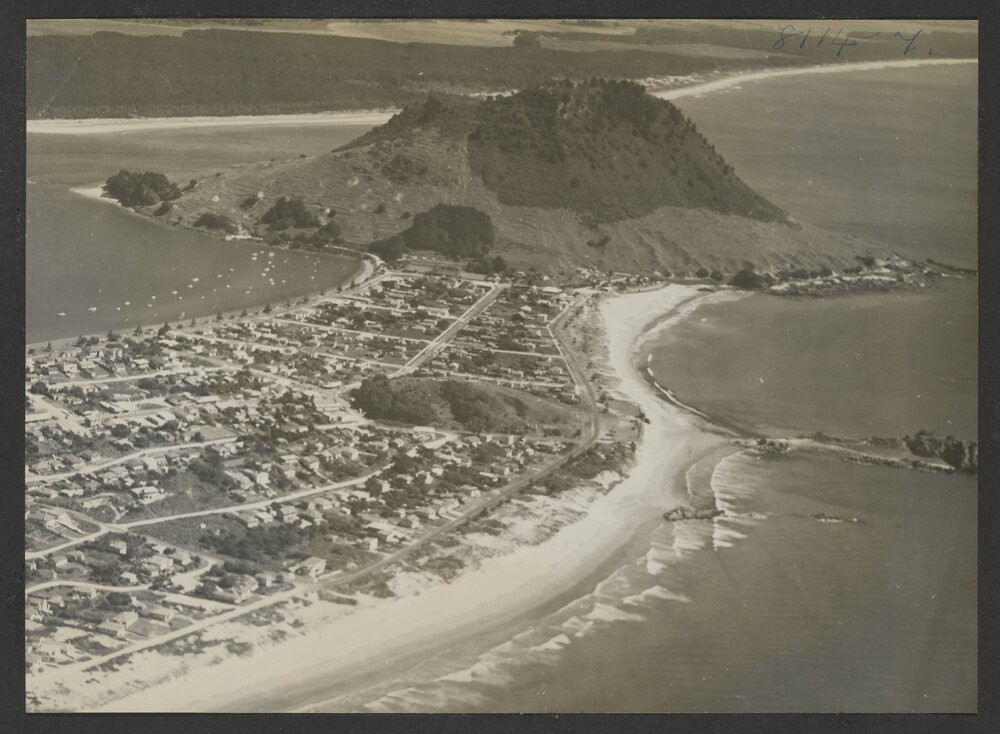 Ams 344/1: Album with views of Matua and Mount Maunganui