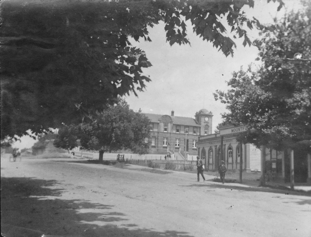 The Mechanics' Institute building, c.1916, after it became the Tauranga Public Library in 1906.

Photo 03-234
https://paekoroki.tauranga.govt.nz/nodes/view/14117