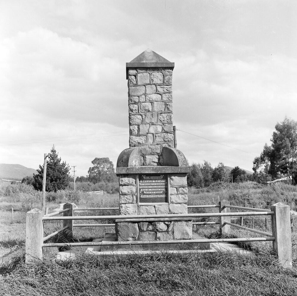 Memorial obelisk to Mr Donald Grant.
Te Ao Mārama - Tauranga City Libraries Photo gca-3258
