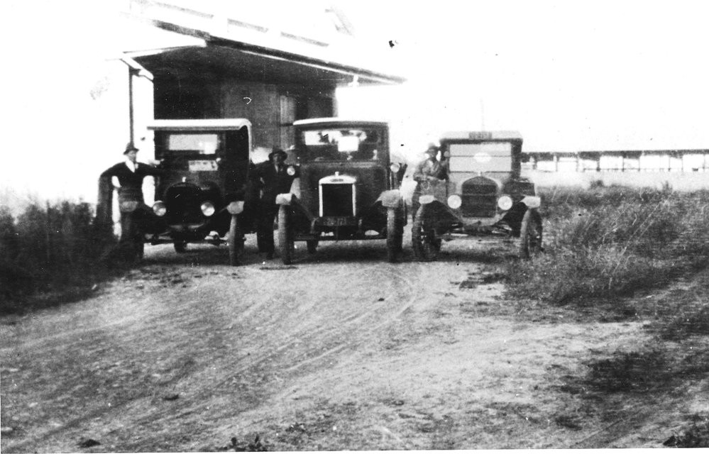 Vehicles outside Hynd's abattoir at Greerton, c. 1920s.
Te Ao Mārama - Tauranga City Libraries Photo 99-1329
