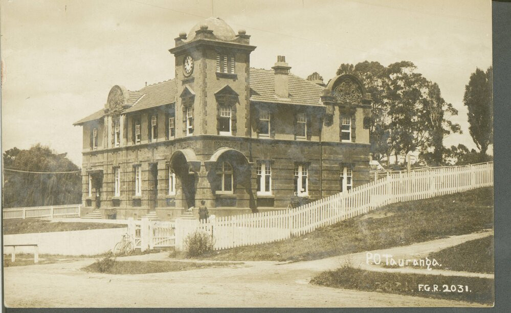 C. 1910 after the Seddon Memorial clock (1907) and before the extensions in 1916.  Photo 99-1442