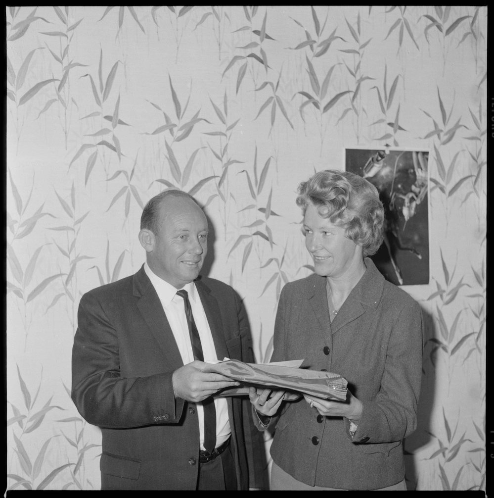 Mr Hardaker gives Mrs Parnwell details of company offer, May 1967.
Te Ao Mārama - Tauranga City Libraries Photo gca-16113