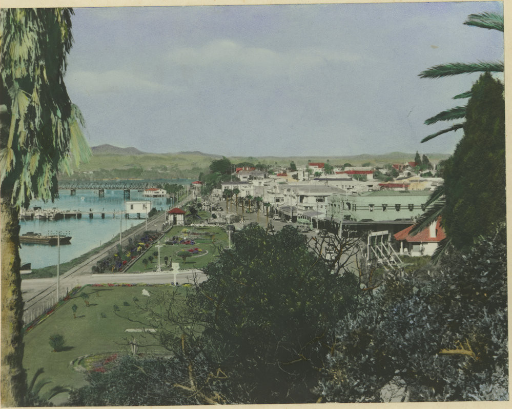The Strand, Tauranga from Taumatakahawai Pā (Monmouth Redoubt), 1949.
Te Ao Mārama - Tauranga City Libraries Photo 99-385