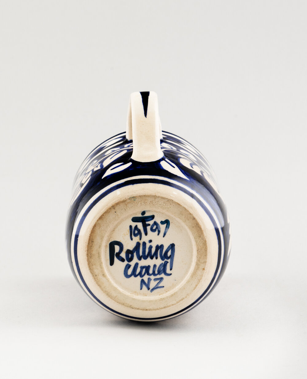 Potters mark on the base of a 1997 Rolling Cloud mug.
Te Ao Mārama - Tauranga City Libraries Ams 440