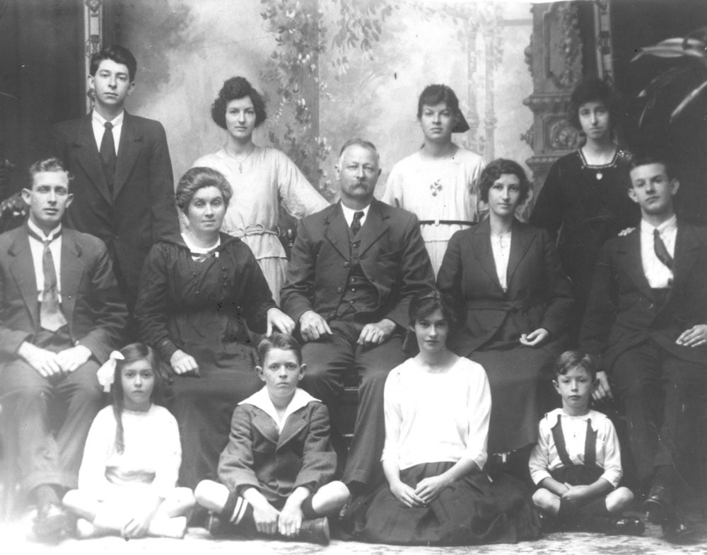 Nichols family, 1922.  Photo 01-594.