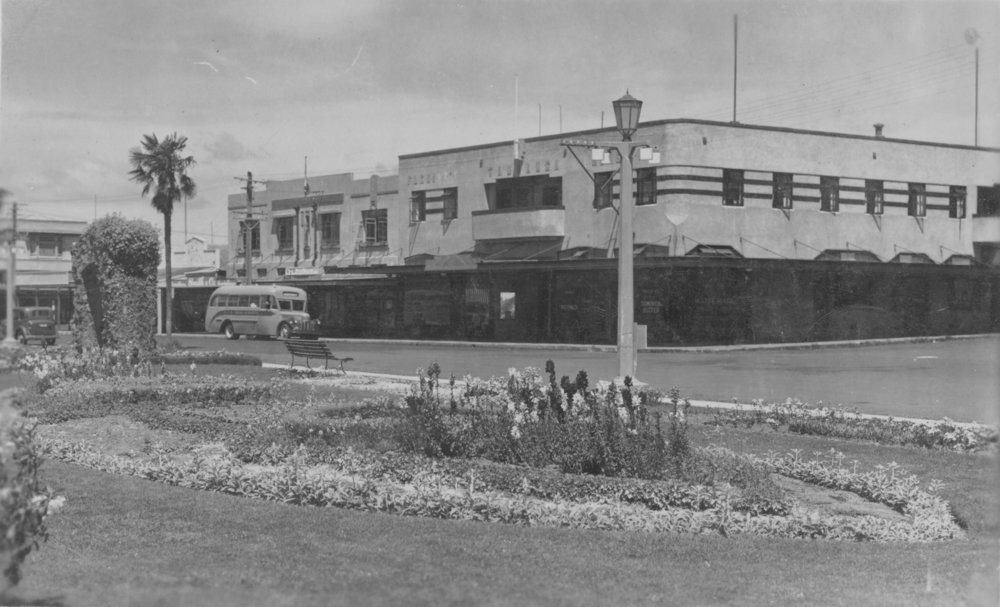 The Third Tauranga Hotel in the 1940s. Te Ao Mārama - Tauranga City Libraries Photo 01-514