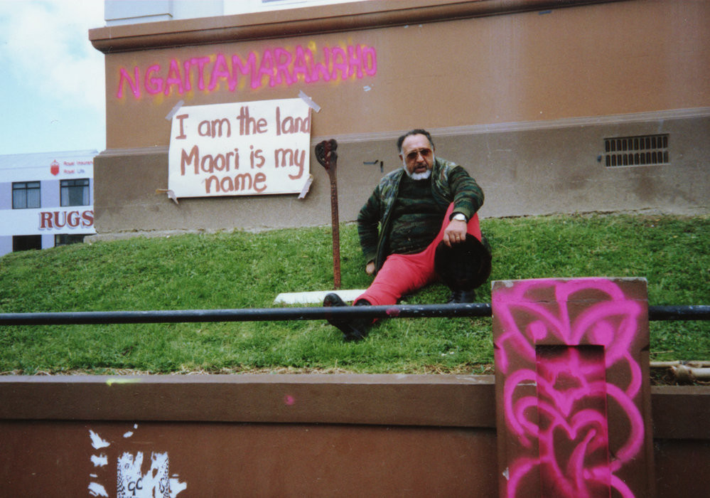 Tuti Tukaokao, with the pouwhenua he carved, outside the Town Hall at the end of the 1897 occupation and during the demolition.
Te Ao Mārama - Tauranga City Libraries Photo 05-509