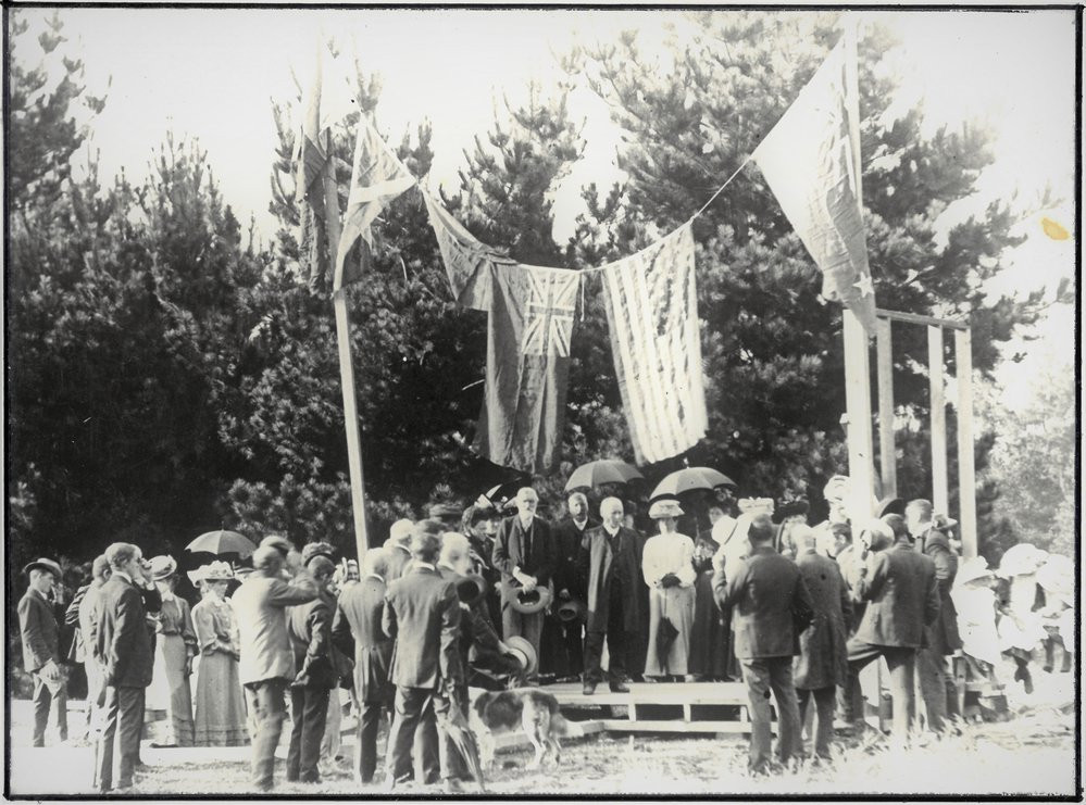 This gathering of settlers is thought to have been for the ceremony to mark the laying of the foundation stone for the Katikati St Paul's Presbyterian Church on April 16, 1908.

Western Bay of Plenty District Libraries Recollect Site: https://westernbay.recollect.co.nz/nodes/view/868