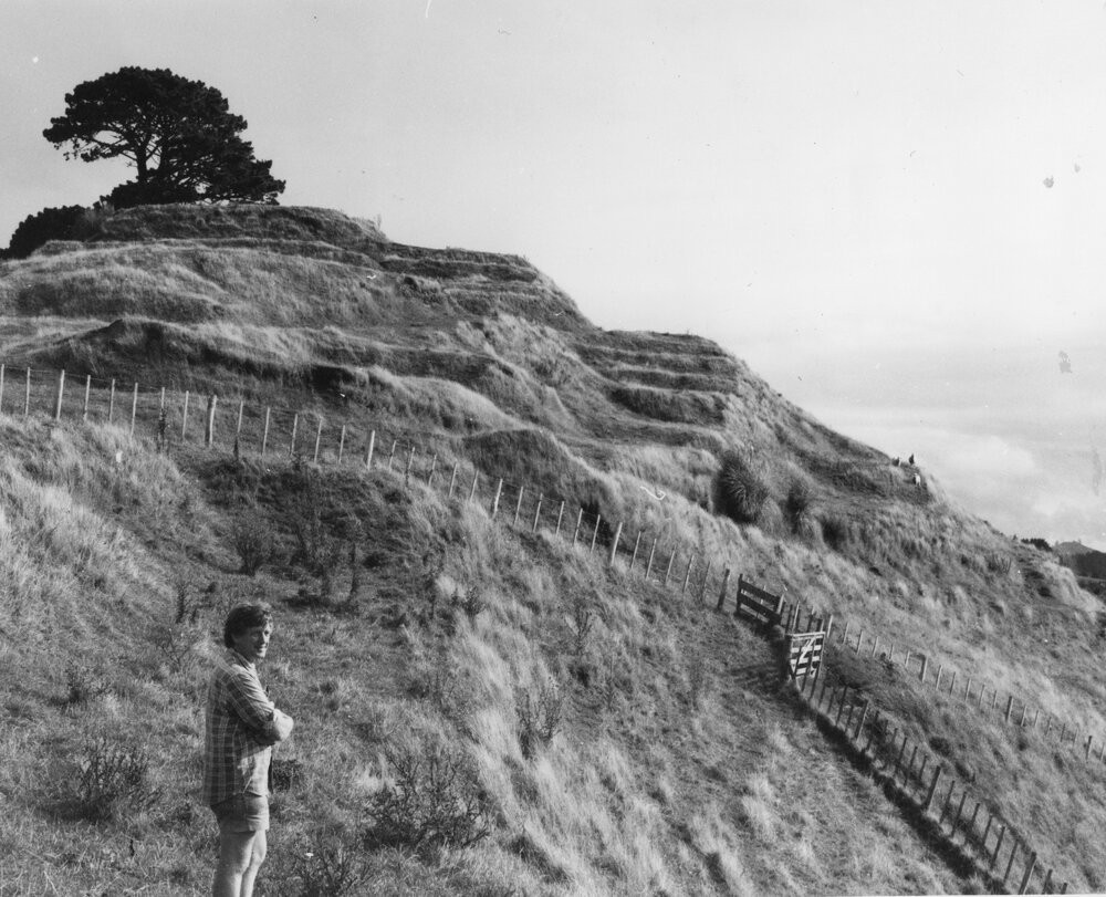 Bruce McFadgen [Staff Archaeologist for New Zealand Historic Places Trust] at Pāpāmoa Pā.

Te Ao Mārama - Tauranga City Libraries Photo 25-1946