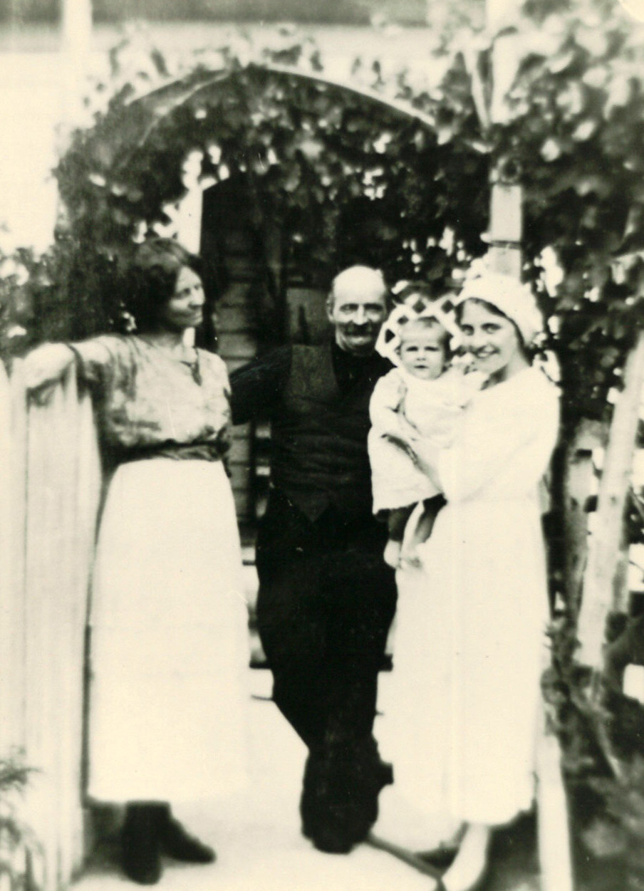 Blanche with young Marie Irwin, visiting Marie's great-uncle Archibald and his wife Ada in Napier.