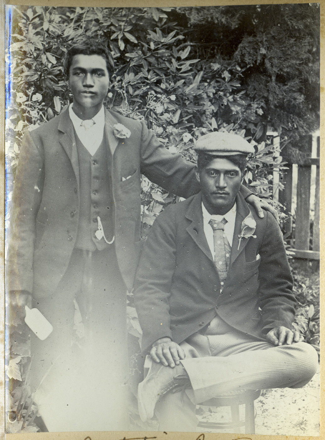 Waewae Ratapahi (L) and another on Mōtītī island
Ams 483/01/01/80