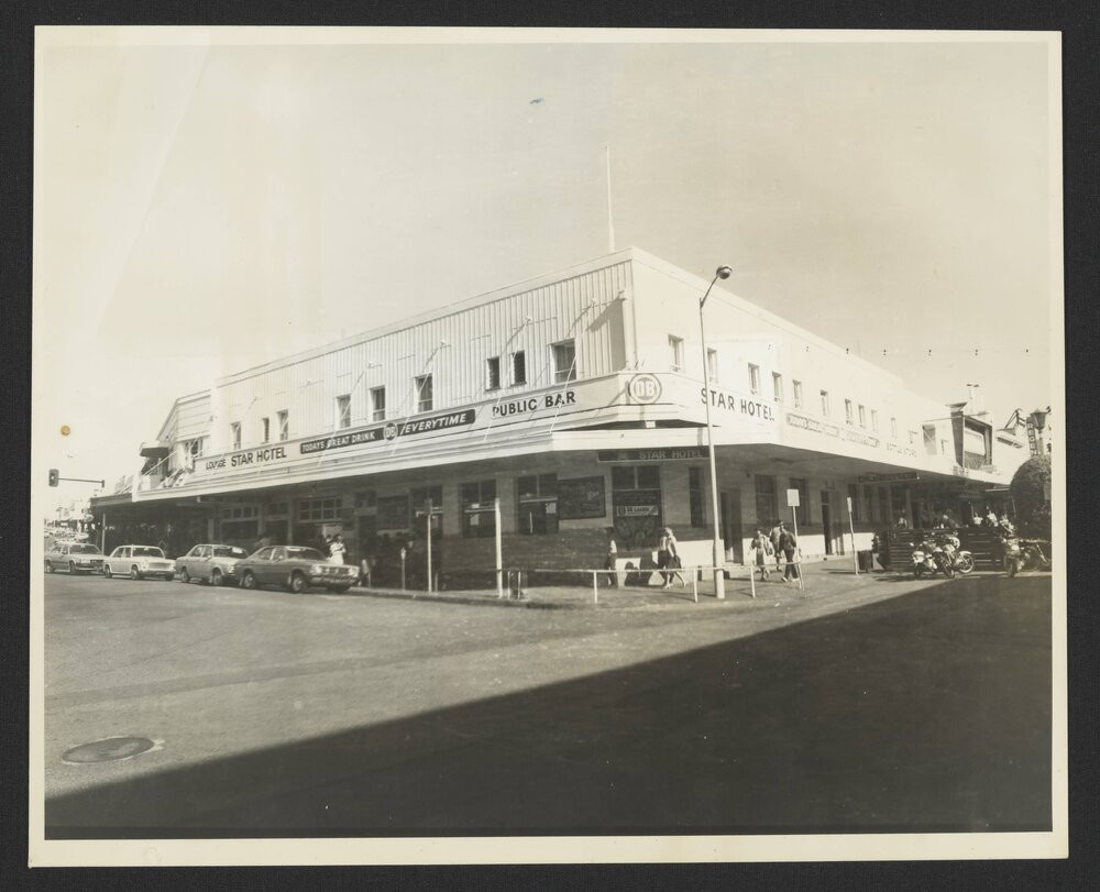 Black and white photograph of the Star Hotel, corner of Devonport Road and Spring Street, early 1980s. Te Ao Mārama - Tauranga City Libraries Ams 443/3/17